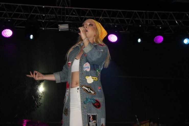 Kilis’te Ece Seçkin hayranlarıyla buluştu