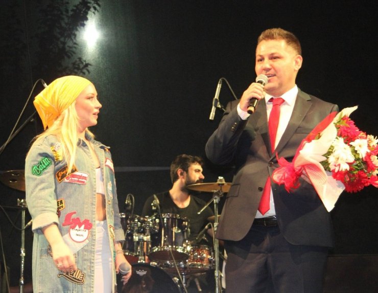 Kilis’te Ece Seçkin hayranlarıyla buluştu