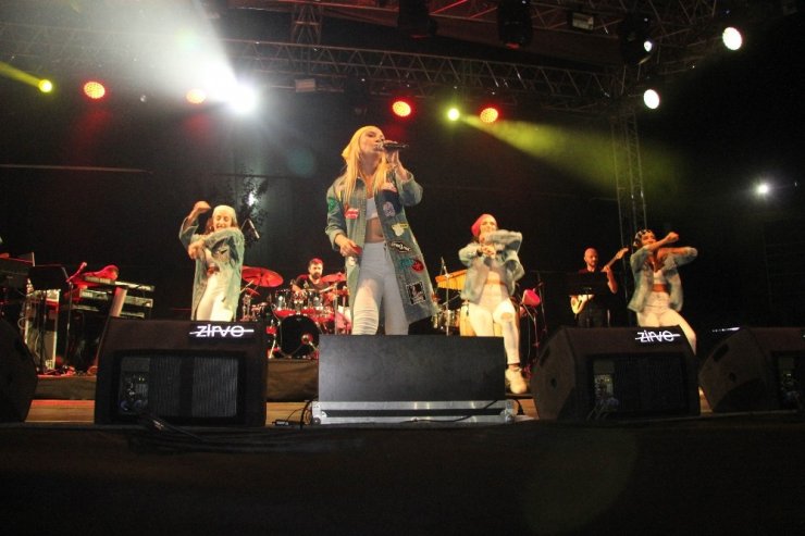 Kilis’te Ece Seçkin hayranlarıyla buluştu