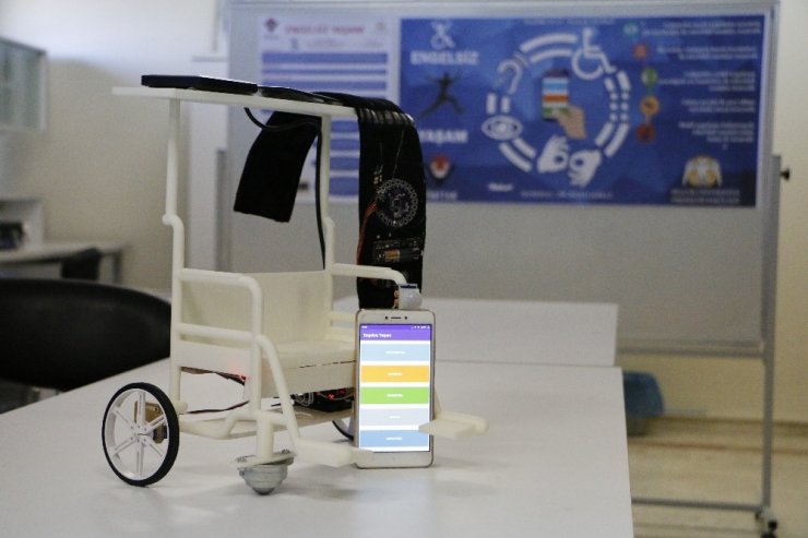 Güneş enerjisiyle çalışan, gözle kontrol edilebilen tekerlekli sandalye