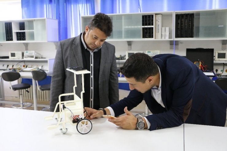 Güneş enerjisiyle çalışan, gözle kontrol edilebilen tekerlekli sandalye