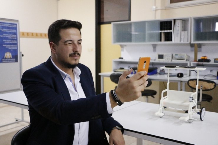 Güneş enerjisiyle çalışan, gözle kontrol edilebilen tekerlekli sandalye