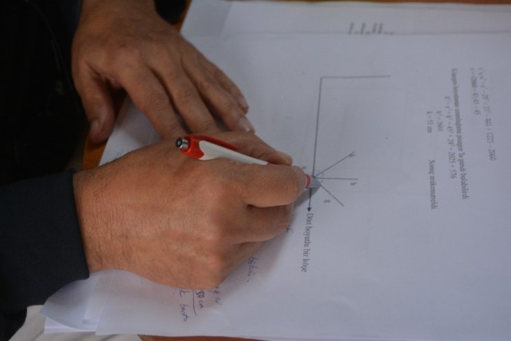 Cisimlerin 4. boyutunu bulduğunu iddia etti