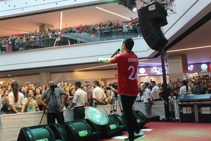 Oğuzhan Koç Mehmetçiği ve Milli Takımı unutmadı