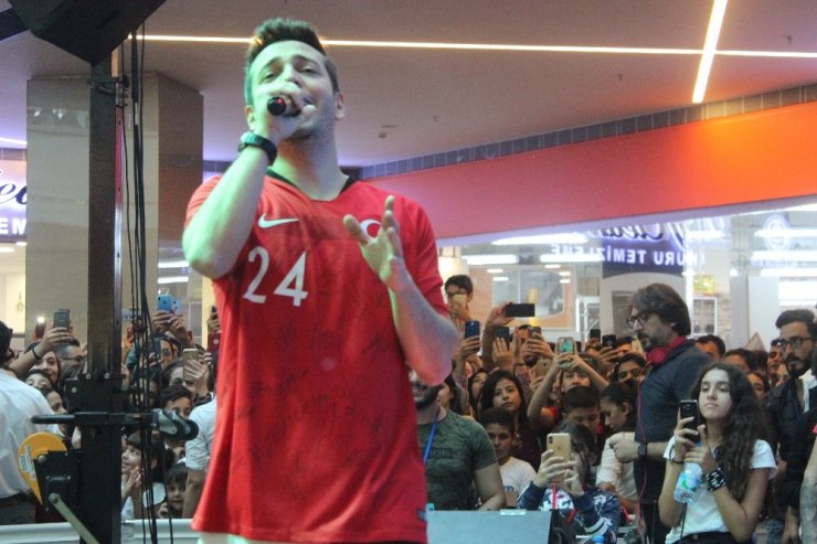 Oğuzhan Koç Mehmetçiği ve Milli Takımı unutmadı