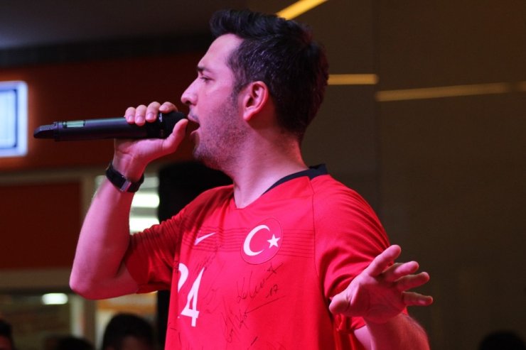 Oğuzhan Koç Mehmetçiği ve Milli Takımı unutmadı