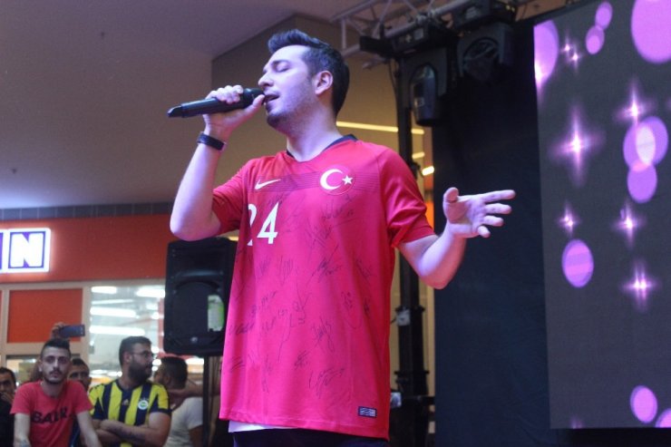 Oğuzhan Koç Mehmetçiği ve Milli Takımı unutmadı