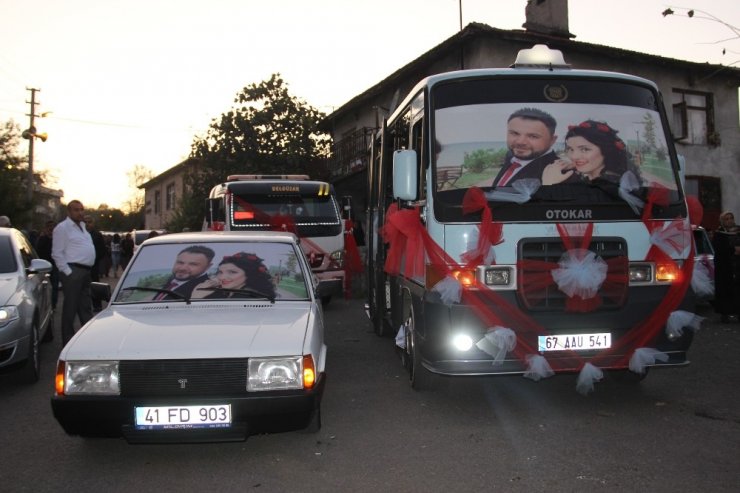 Aşkını duyurmak için gelin arabasını çekiciye yükledi