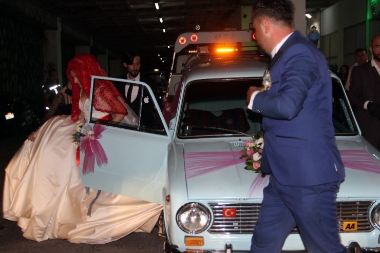 Aşkını duyurmak için gelin arabasını çekiciye yükledi