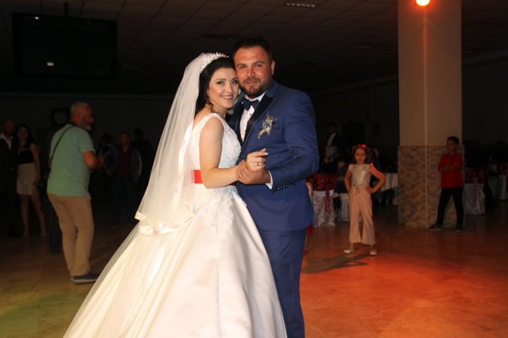 Aşkını duyurmak için gelin arabasını çekiciye yükledi