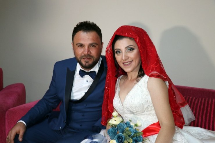 Aşkını duyurmak için gelin arabasını çekiciye yükledi