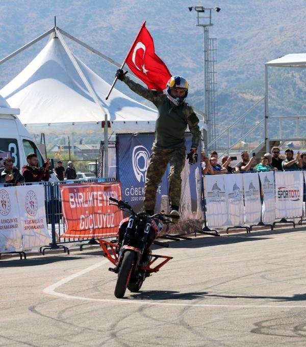 Akrobasi finalinde Mehmetçiğe akrobatik destek