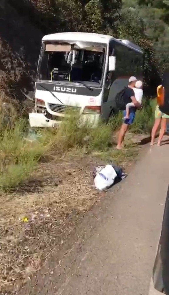 Antalya’da Rus turistleri taşıyan midibüs devrildi: 4 yaralı