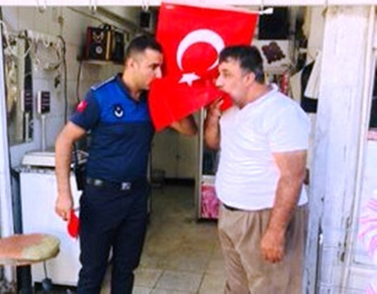 Eyyübiye’de TSK’ya destek için Türk Bayrağı dağıtıldı