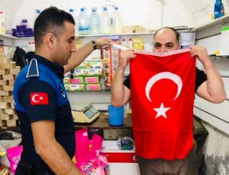 Eyyübiye’de TSK’ya destek için Türk Bayrağı dağıtıldı
