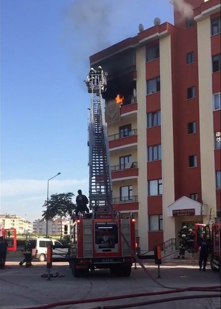 Apartmanda çıkan yangında 7 kişi dumandan etkilendi