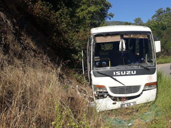 Tur midibüsü devrildi: 3'ü turist 4 yaralı
