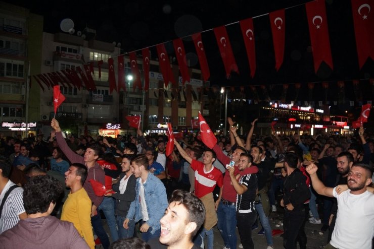 Aydın’da Milli maç heyecanı kent meydanında yaşandı