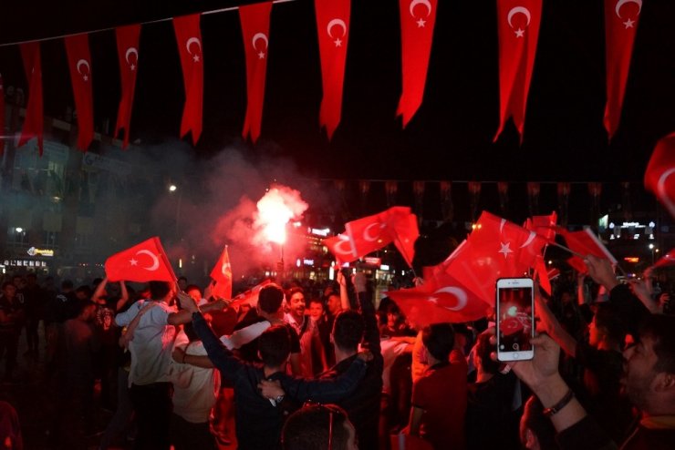 Aydın’da Milli maç heyecanı kent meydanında yaşandı