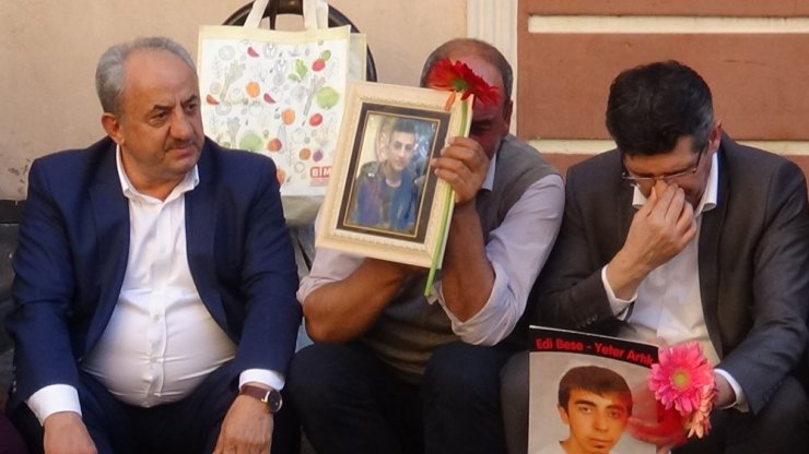 Bayındır Memur-Sen’den HDP önünde evlat nöbeti tutan ailelere destek ziyareti