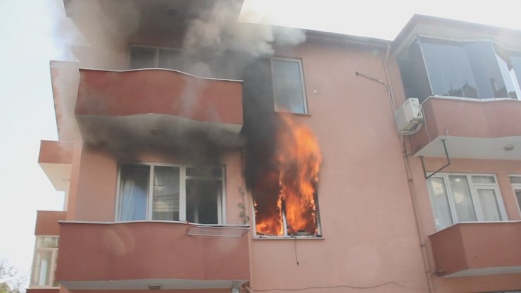 Cinnet geçiren baba evi ateşe verdi: 2 ölü, 1 yaralı