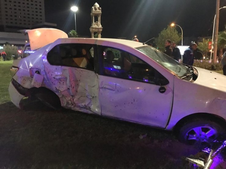 Şanlıurfa’da otomobil refüje çarptı: 2 yaralı