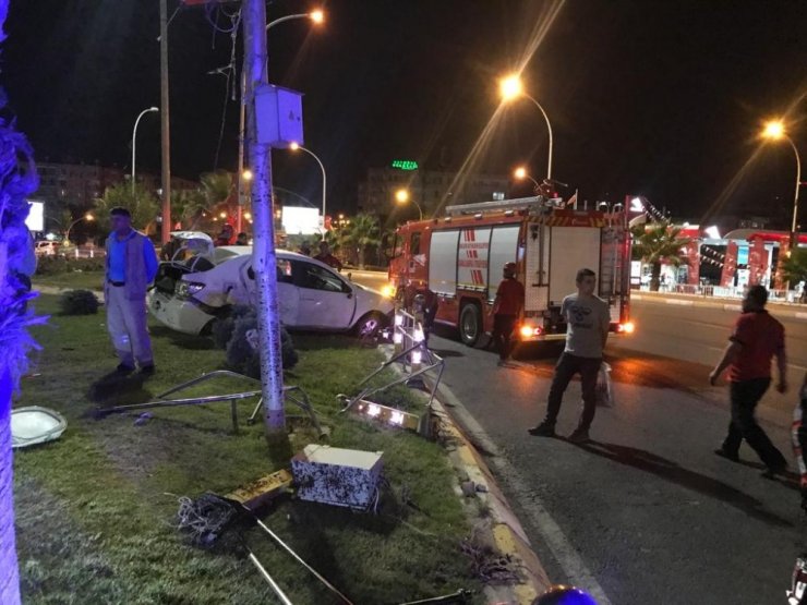 Şanlıurfa’da otomobil refüje çarptı: 2 yaralı