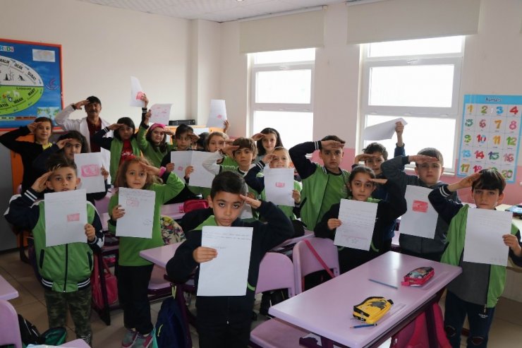 Öğrencilerden Mehmetçiklere duygu dolu mektup