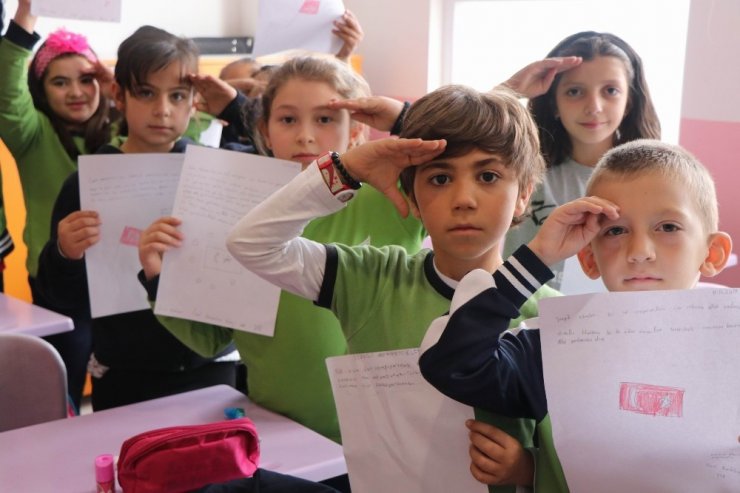 Öğrencilerden Mehmetçiklere duygu dolu mektup