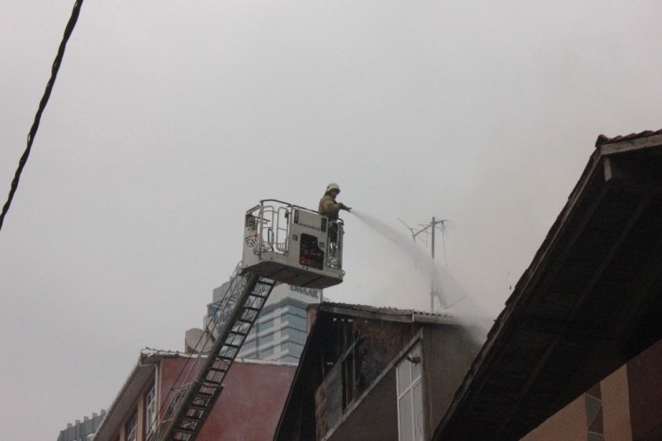 Üsküdar’da korkutan çatı yangını kamerada