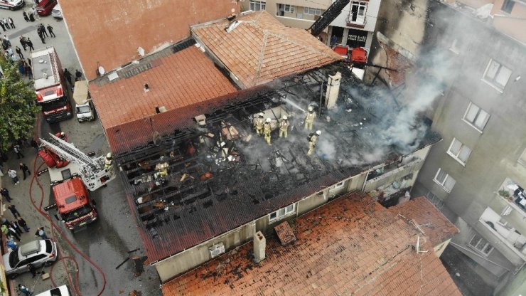 Üsküdar’da korkutan çatı yangını kamerada
