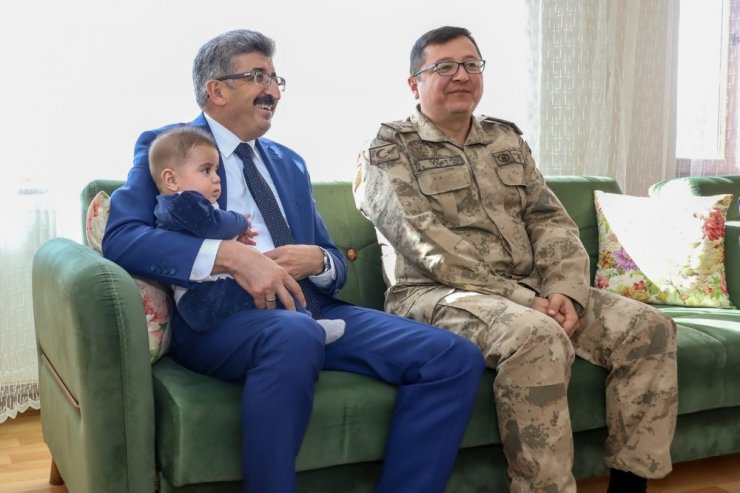 Vali Bilmez şehit Uzman Çavuş Karakuzu’nun ailesini ziyaret etti