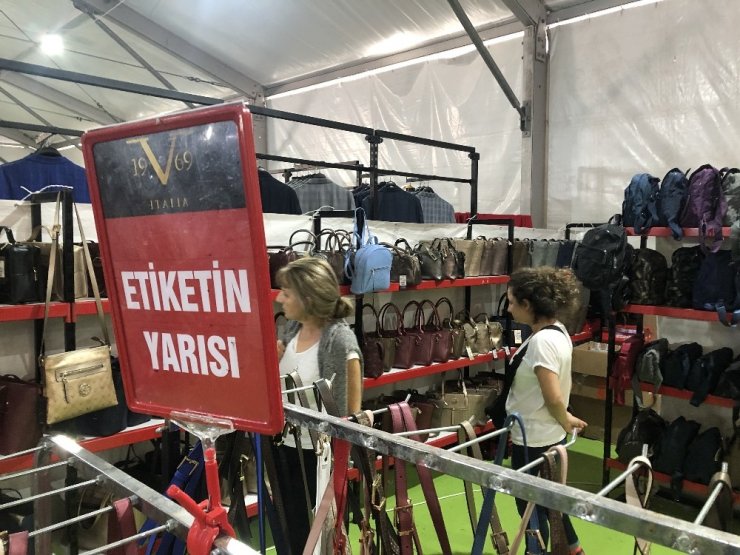 Ataşehir’de kurulan indirim çadırına yoğun ilgi