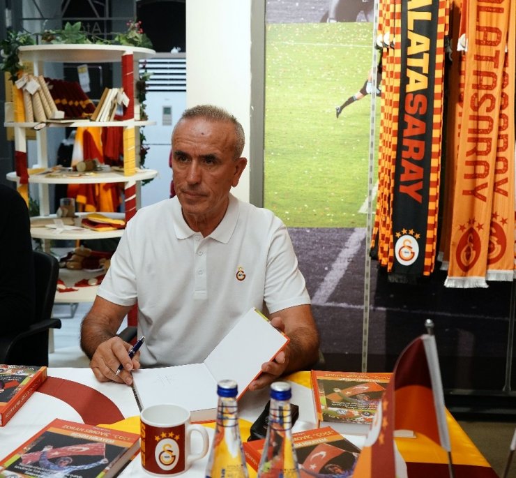 Galatasaray efsanesi Zoran Simoviç, imza gününde taraftarlarla buluştu