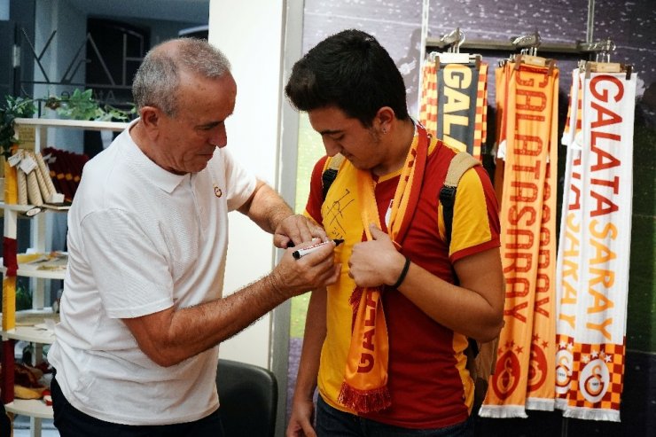 Galatasaray efsanesi Zoran Simoviç, imza gününde taraftarlarla buluştu