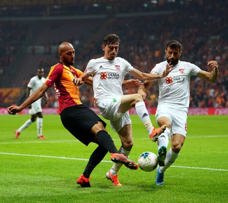 Süper Lig: Galatasaray: 2 - Sivasspor: 0 (İlk yarı)