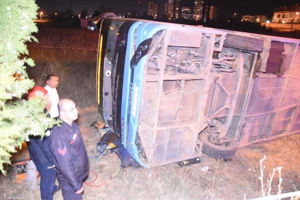 Otomobil ile çarpışan halk otobüsü devrildi: 1 ölü, 1 yaralı