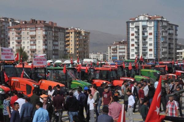 Çiftçiler, traktörleriyle 'Barış Pınarı Harekatı'na destek oldu