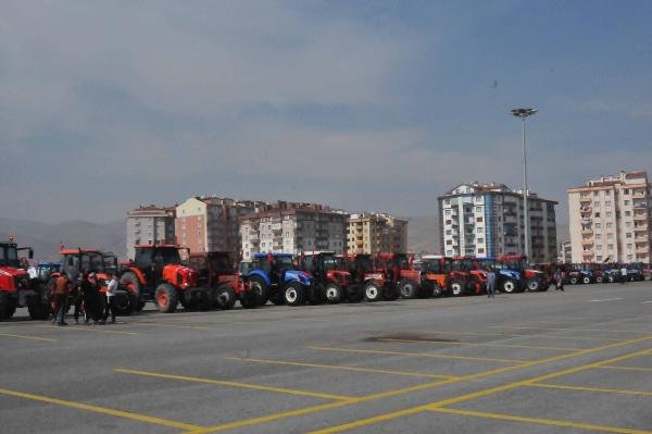 Çiftçiler, traktörleriyle 'Barış Pınarı Harekatı'na destek oldu