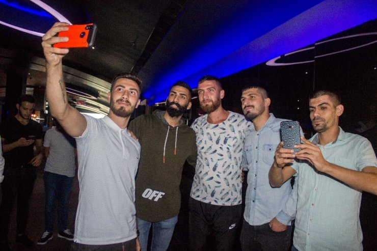 "Facia Üçlü Karışma Bende" Adana özel gösterimi