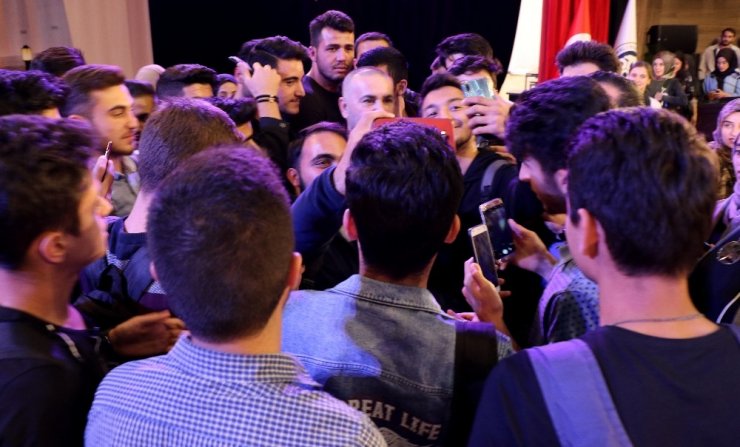 Erzincan’da Şafak Sezer’e öğrencilerden yoğun ilgi