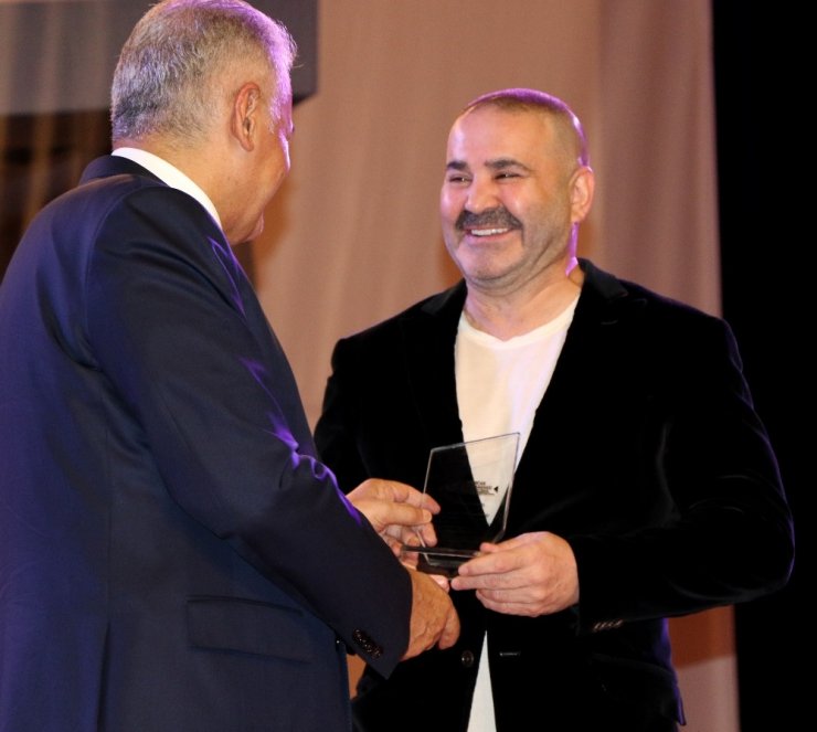 Erzincan’da Şafak Sezer’e öğrencilerden yoğun ilgi