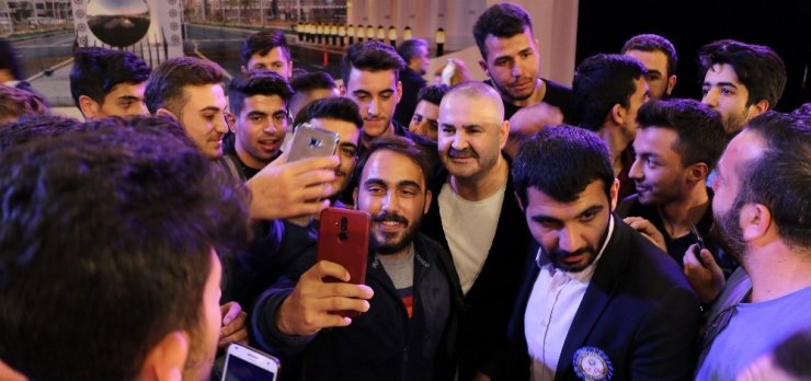 Erzincan’da Şafak Sezer’e öğrencilerden yoğun ilgi