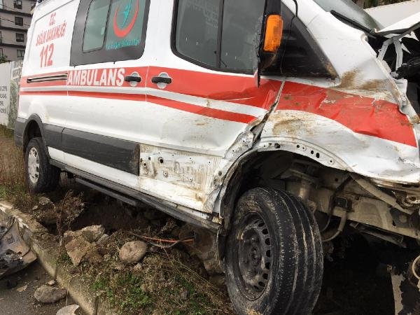 Ambulans ile kamyonet çarpıştı: 4 yaralı