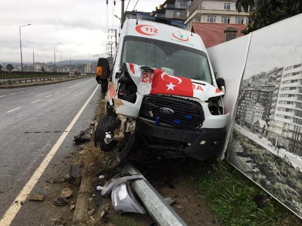 Ambulans ile kamyonet çarpıştı: 4 yaralı
