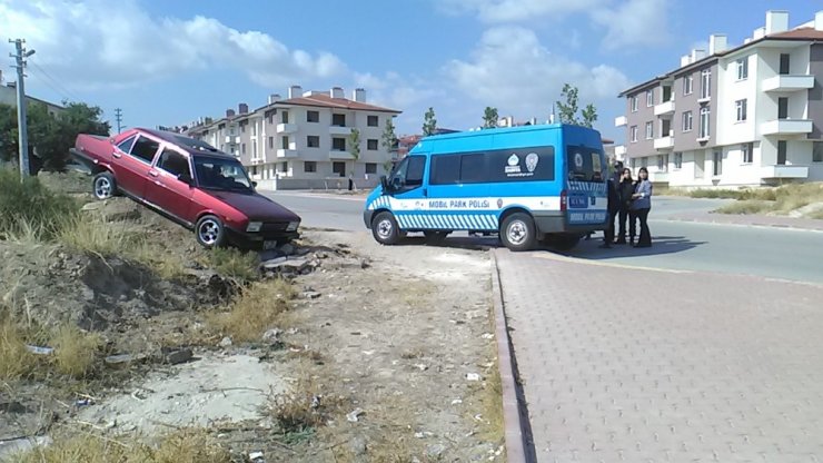 Ehliyetsiz sürücü polisten kaçarken anneyle kızına çarpıp kum yığınına saplandı