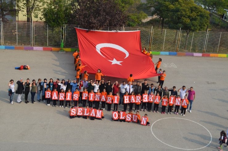 Minik öğrenciler Mehmetçiğe selam gönderdi