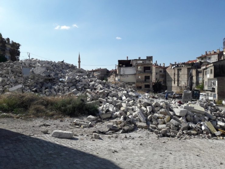 Nevşehir’de metruk binalar yıkılıyor