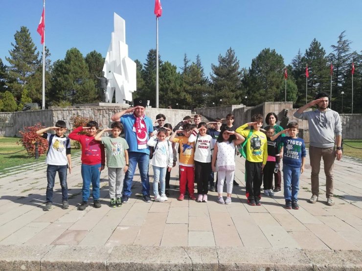 Öğrenciler Barış Pınarı Harekatı için tek yürek olup askerlere selam gönderdiler