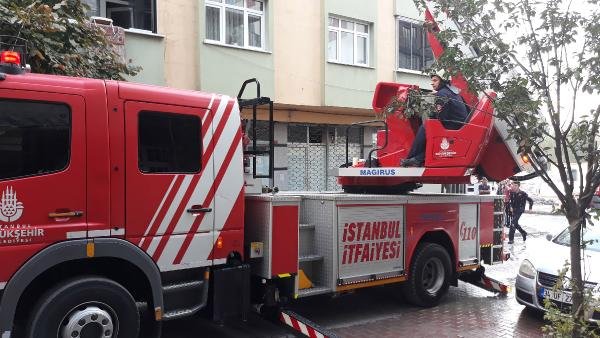 Sultangazi'de evin çatısı alev alev yandı